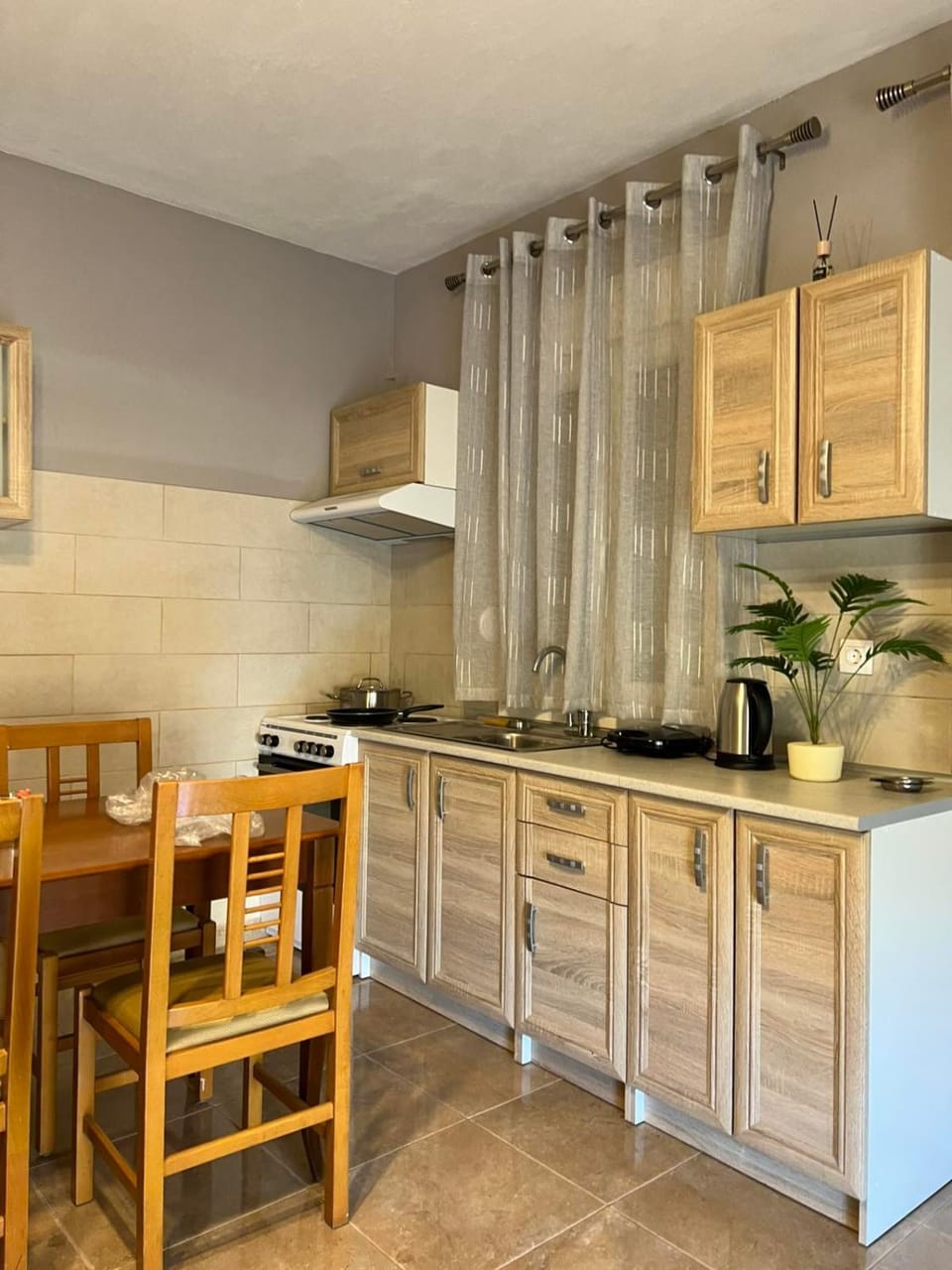 Kitchen or kitchenette, Dining area, stove