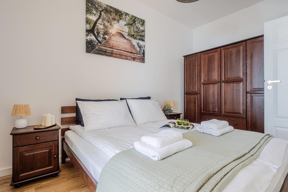 Bedroom, towels, wardrobe