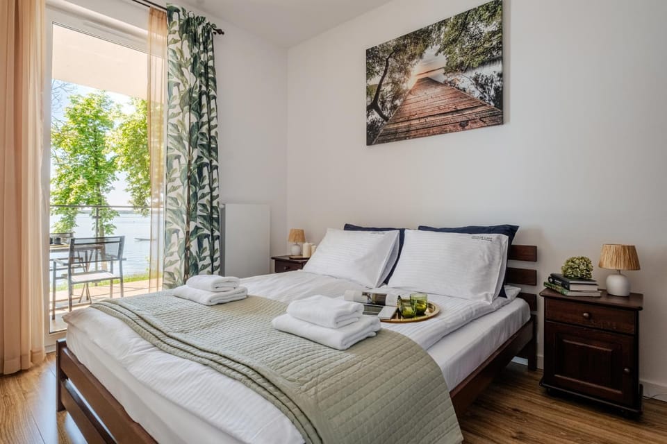 Bedroom, Lake view