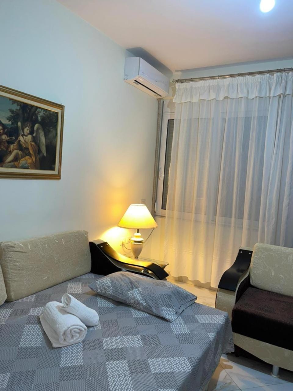 Bed, Living room, Photo of the whole room, Seating area, towels, air conditioner