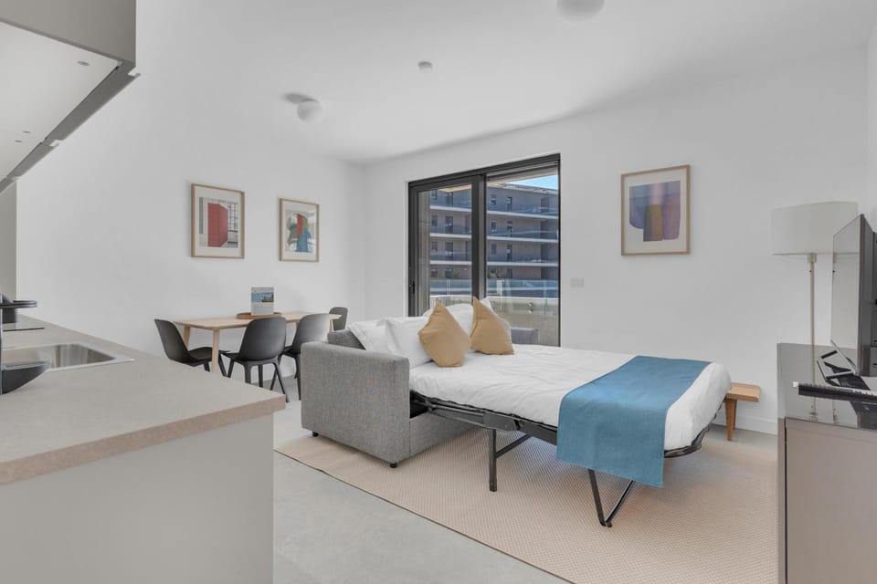 Bed, Living room, Photo of the whole room, Seating area, Dining area
