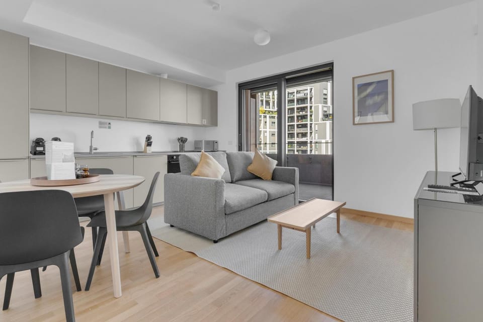 TV and multimedia, Kitchen or kitchenette, Living room, Seating area, Dining area