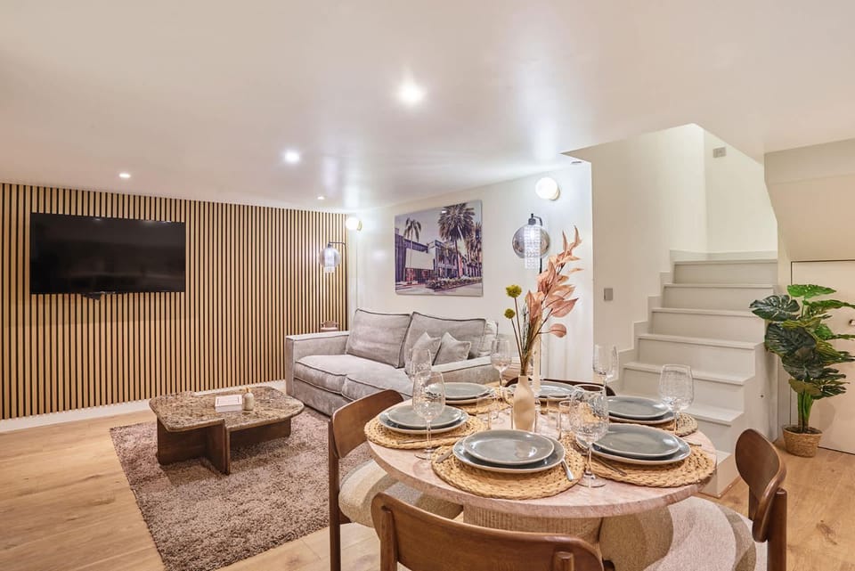 TV and multimedia, Living room, Seating area, Dining area