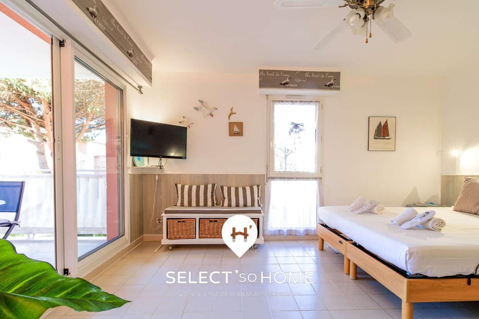 Communal lounge/ TV room, Bed, TV and multimedia, towels