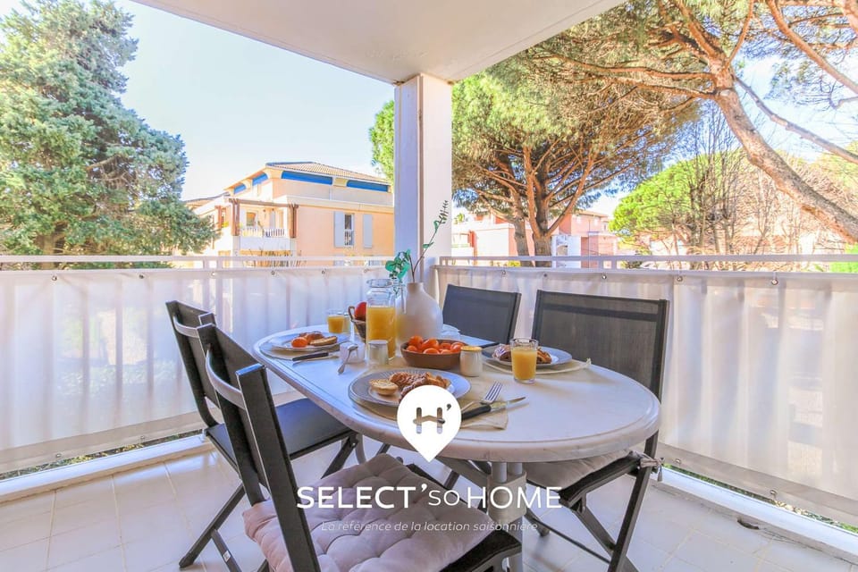 Property building, Patio, Day, Balcony/Terrace, Dining area