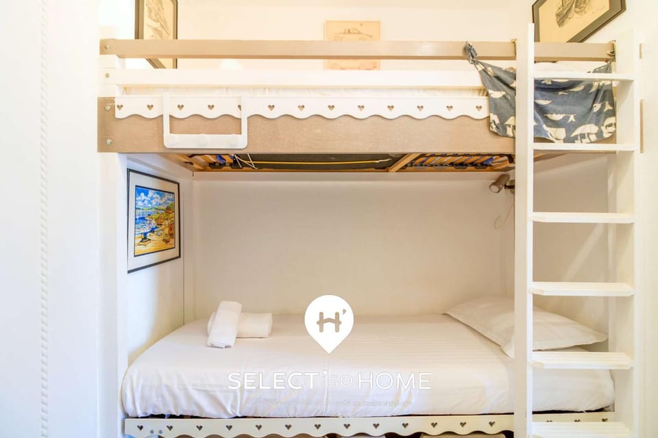 Bed, bunk bed, towels