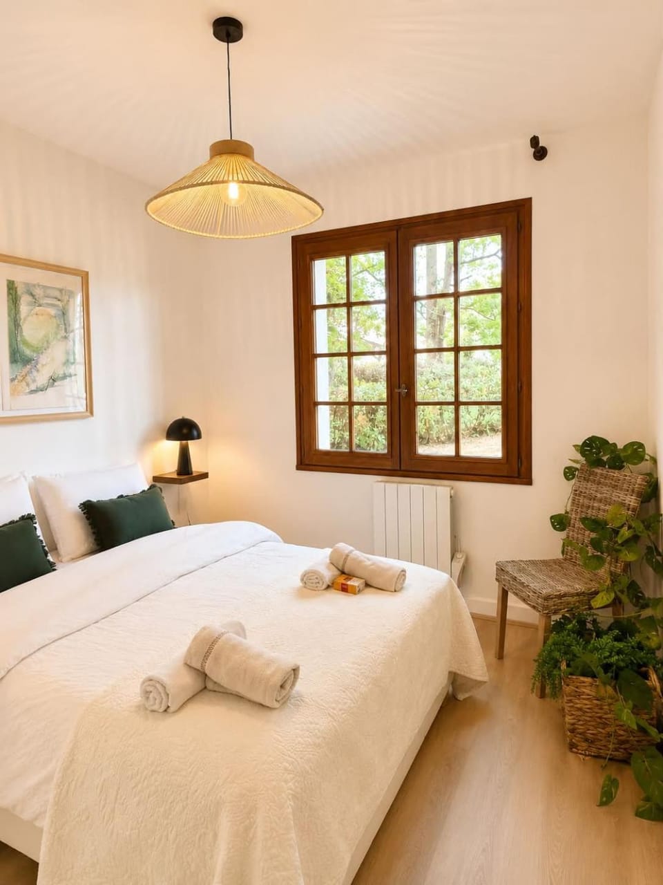 Photo of the whole room, Bedroom