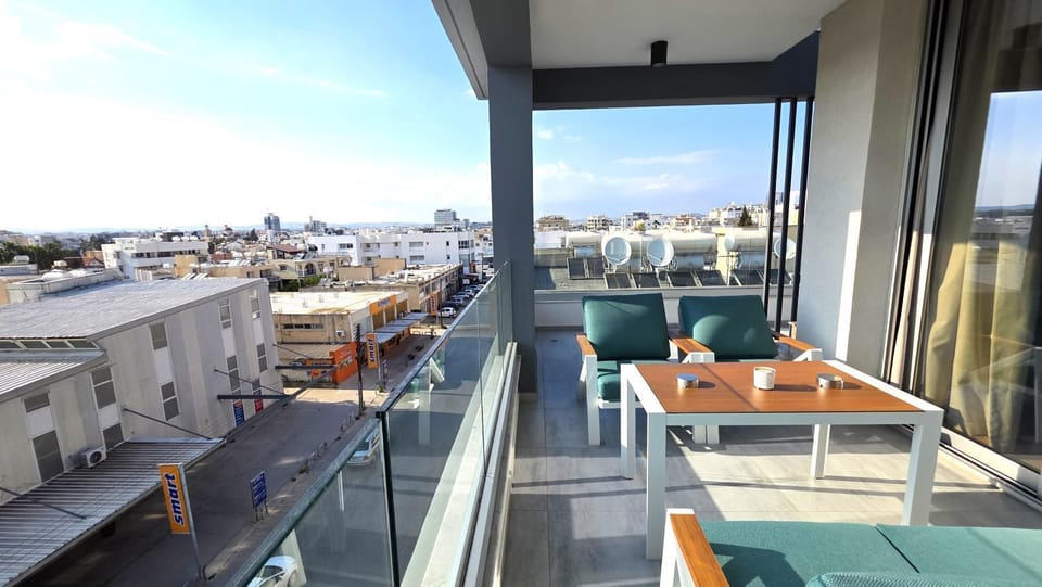 Property building, Day, View (from property/room), Balcony/Terrace, Seating area, City view