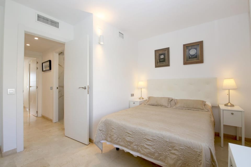 Bed, Photo of the whole room, Bedroom, air conditioner