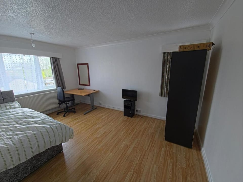 Jusdor Six bed Lovely Home in Filton Apartment in Bristol
