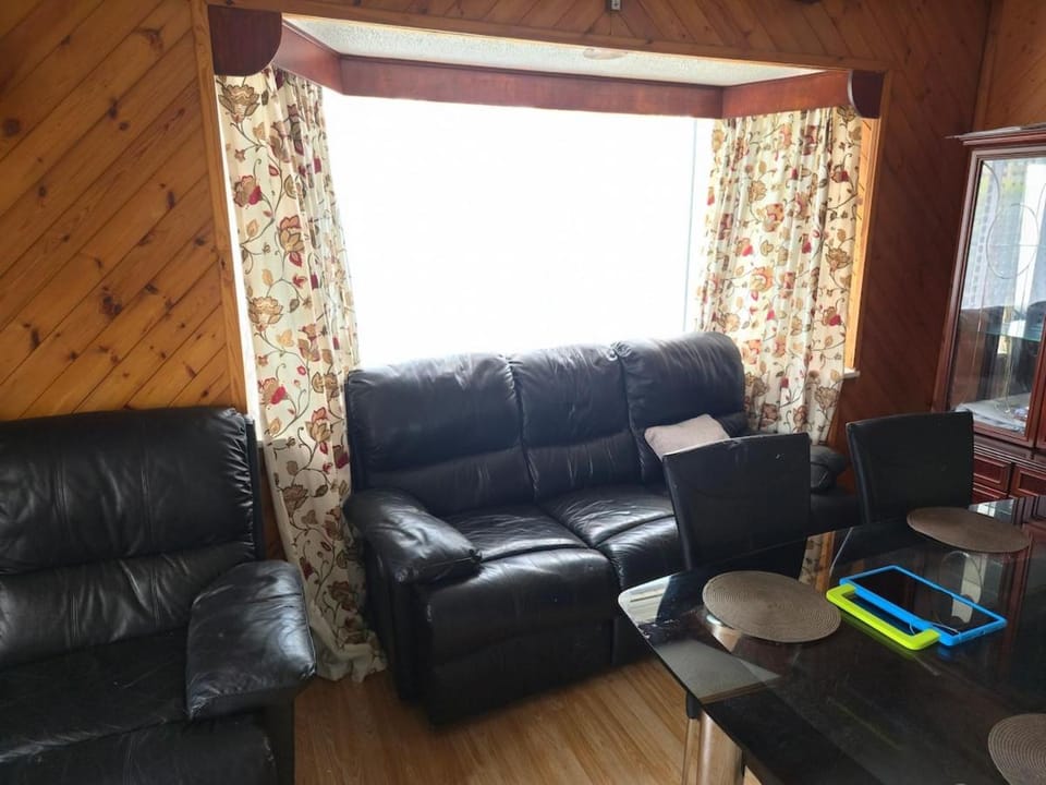 Jusdor Six bed Lovely Home in Filton Apartment in Bristol