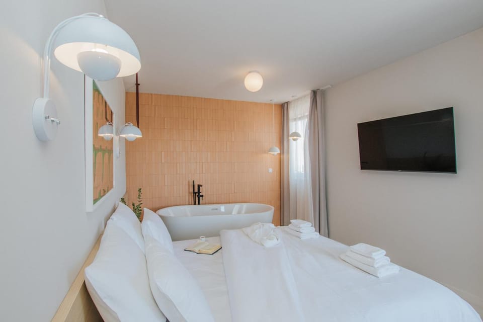Bed, TV and multimedia, Photo of the whole room, Bedroom, Bath