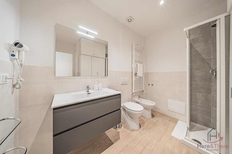 Shower, Toilet, Bathroom, bidet, towels