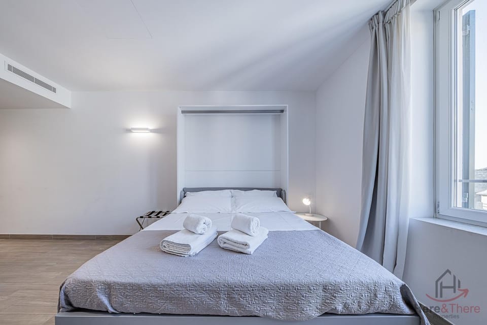 Bed, towels