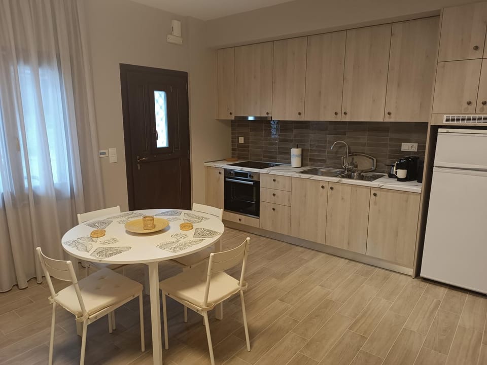 Coffee/tea facilities, Kitchen or kitchenette, Dining area, oven, stove