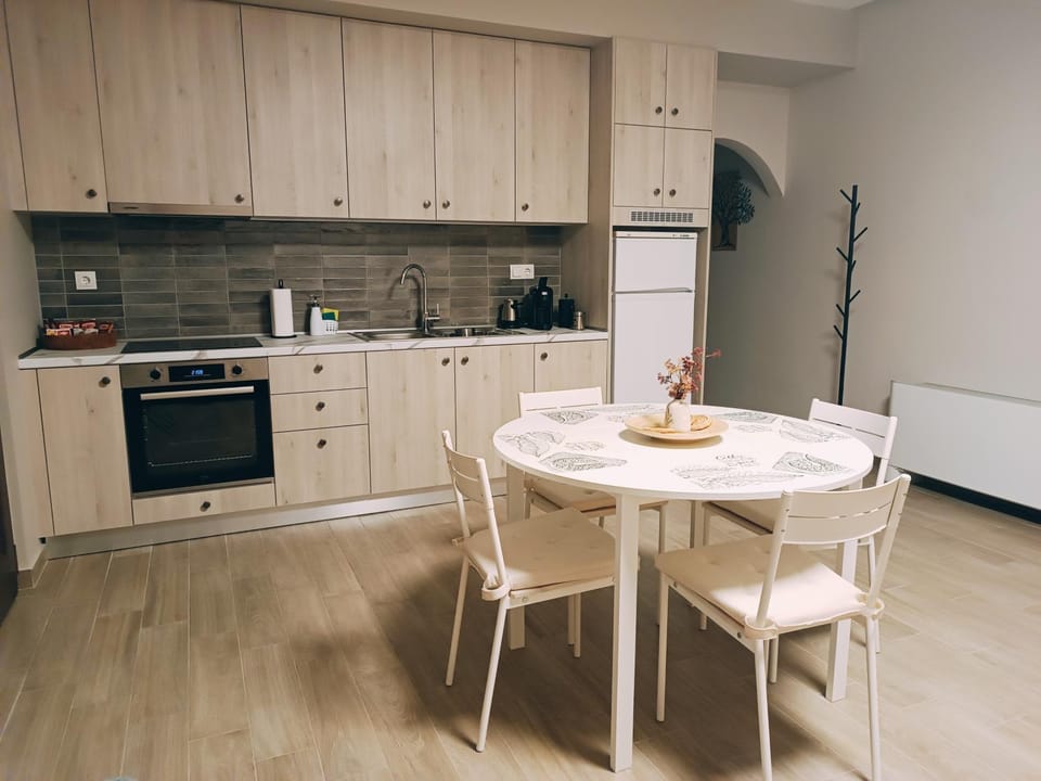 Coffee/tea facilities, Dining area, oven, stove, kitchen