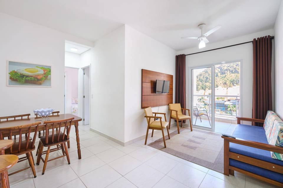 Communal lounge/ TV room, TV and multimedia, Living room, Seating area, Dining area, Evening entertainment