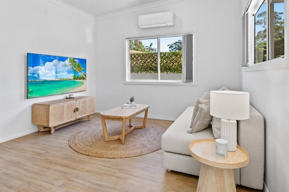 TV and multimedia, Living room, Seating area, air conditioner