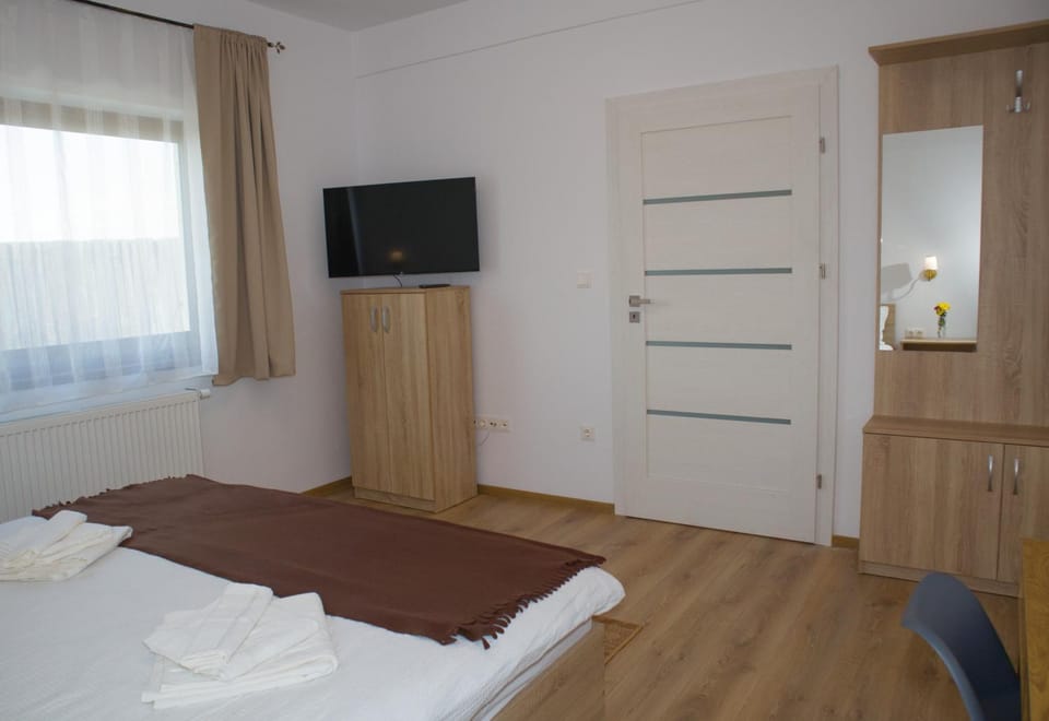 Bed, TV and multimedia, Bedroom, wardrobe