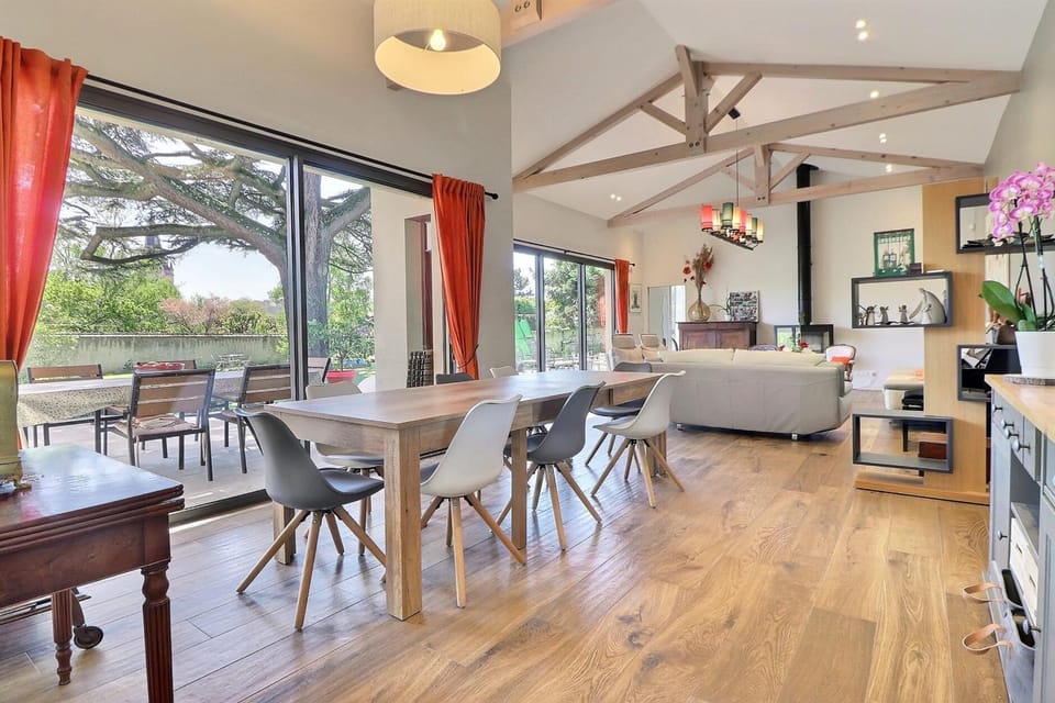Clos du Cèdre - High-End Family Home with Spacious Garden Pool Parking House in Caluire-et-Cuire