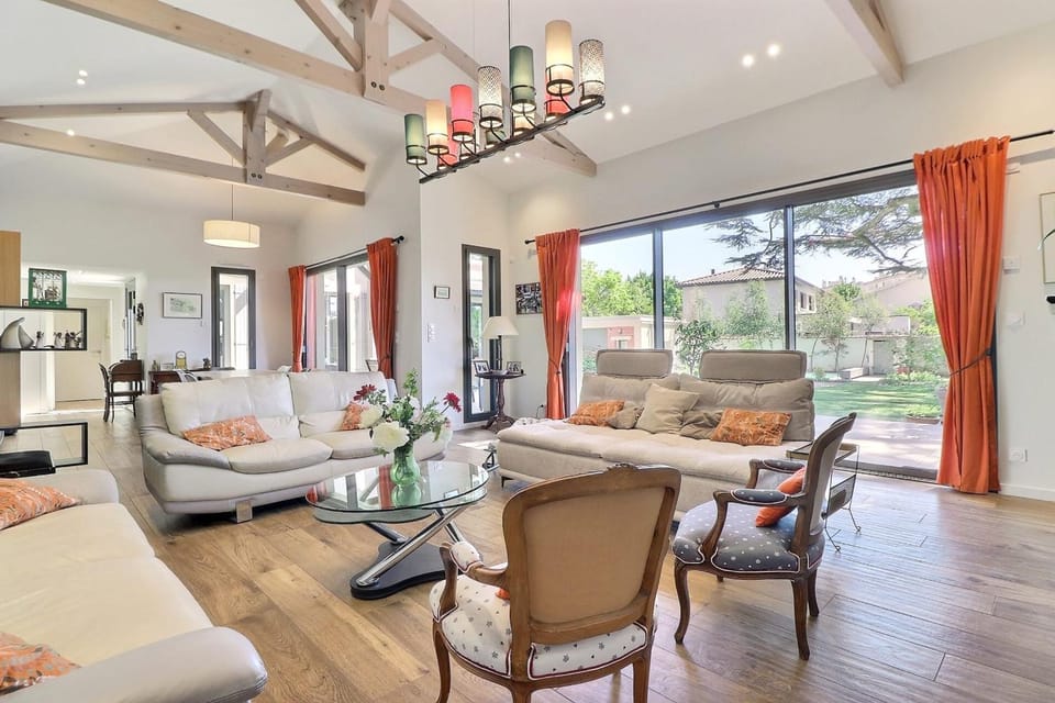 Clos du Cèdre - High-End Family Home with Spacious Garden Pool Parking House in Caluire-et-Cuire