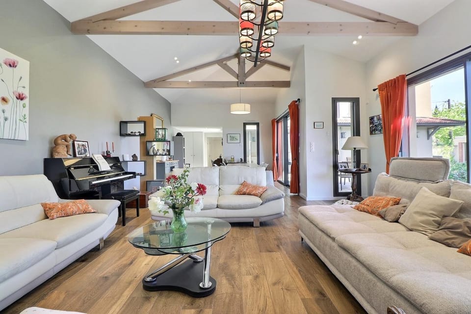 Clos du Cèdre - High-End Family Home with Spacious Garden Pool Parking House in Caluire-et-Cuire