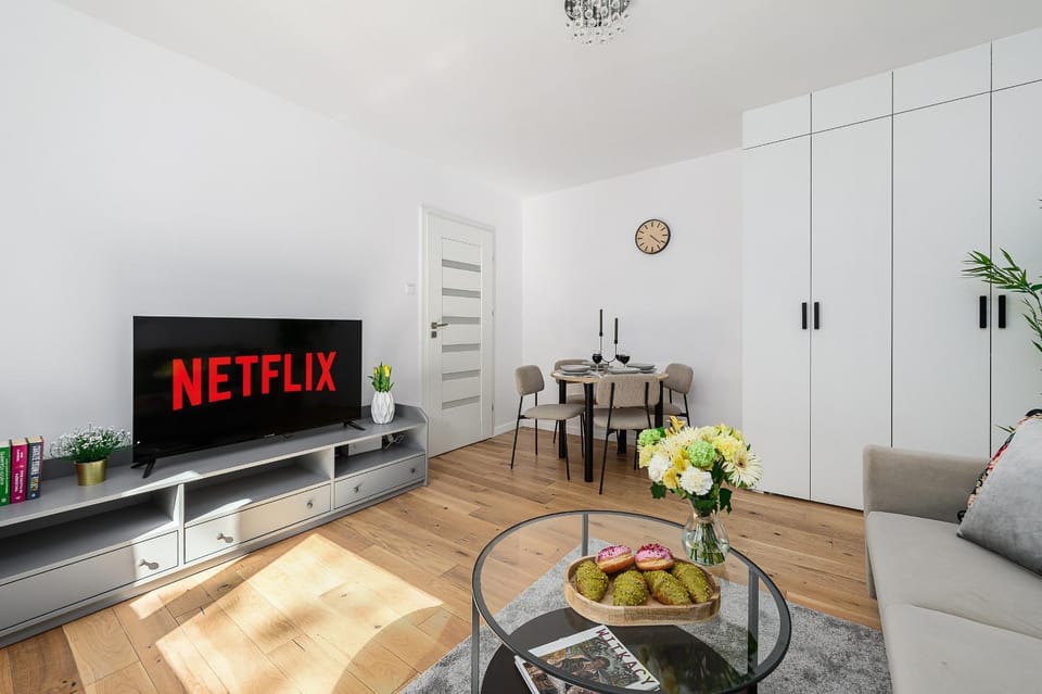 Communal lounge/ TV room, TV and multimedia, Living room, Seating area, Dining area, Evening entertainment