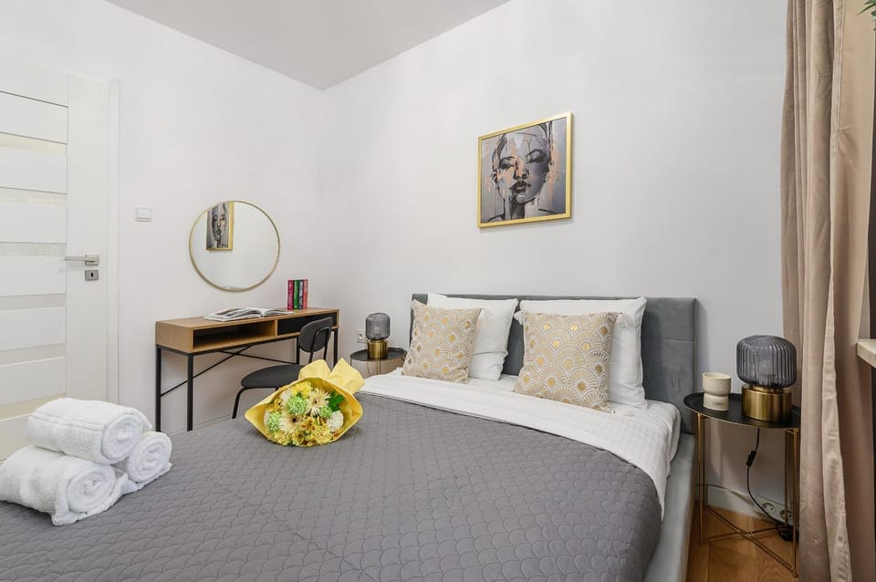 Bed, Living room, Photo of the whole room, towels