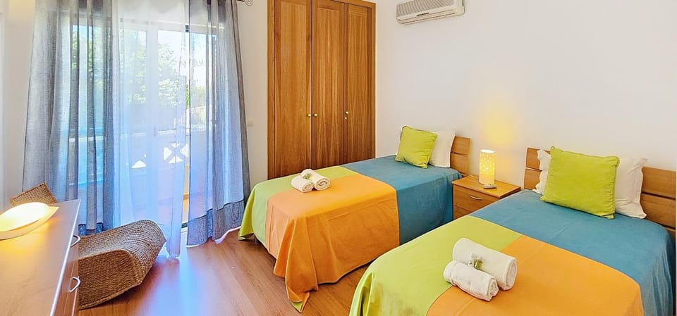 Bed, Photo of the whole room, towels, air conditioner