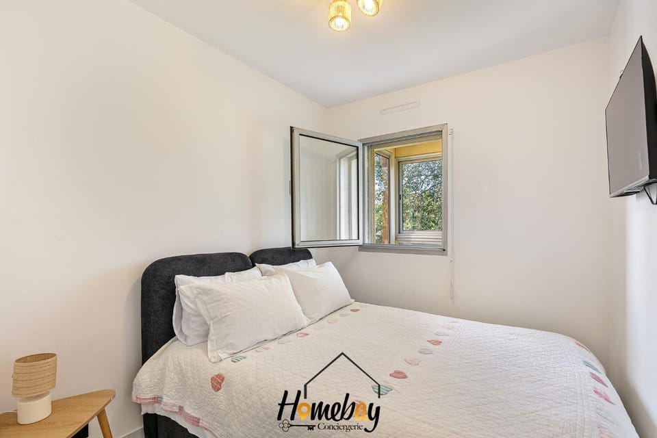 Bed, TV and multimedia, Photo of the whole room, Bedroom, towels