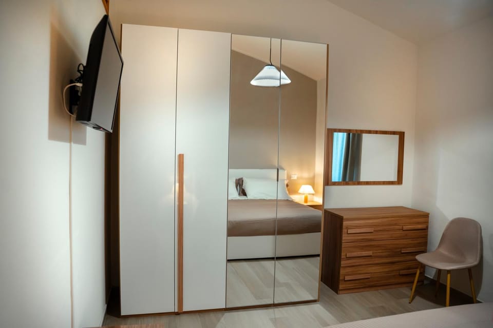 Bed, TV and multimedia, Photo of the whole room, Bedroom, heating, internet, wardrobe, air conditioner