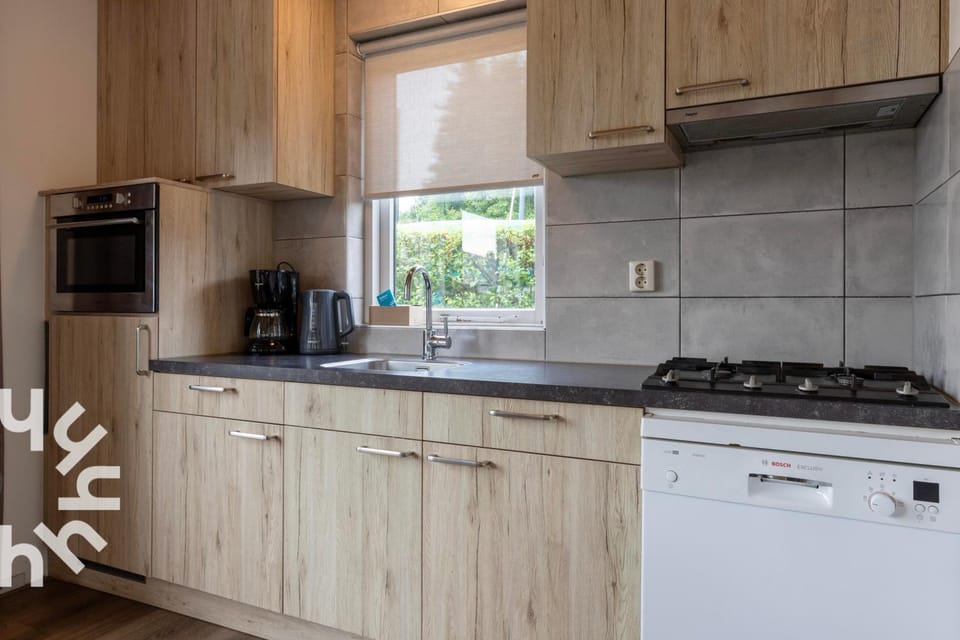 Kitchen or kitchenette, dishwasher, stove