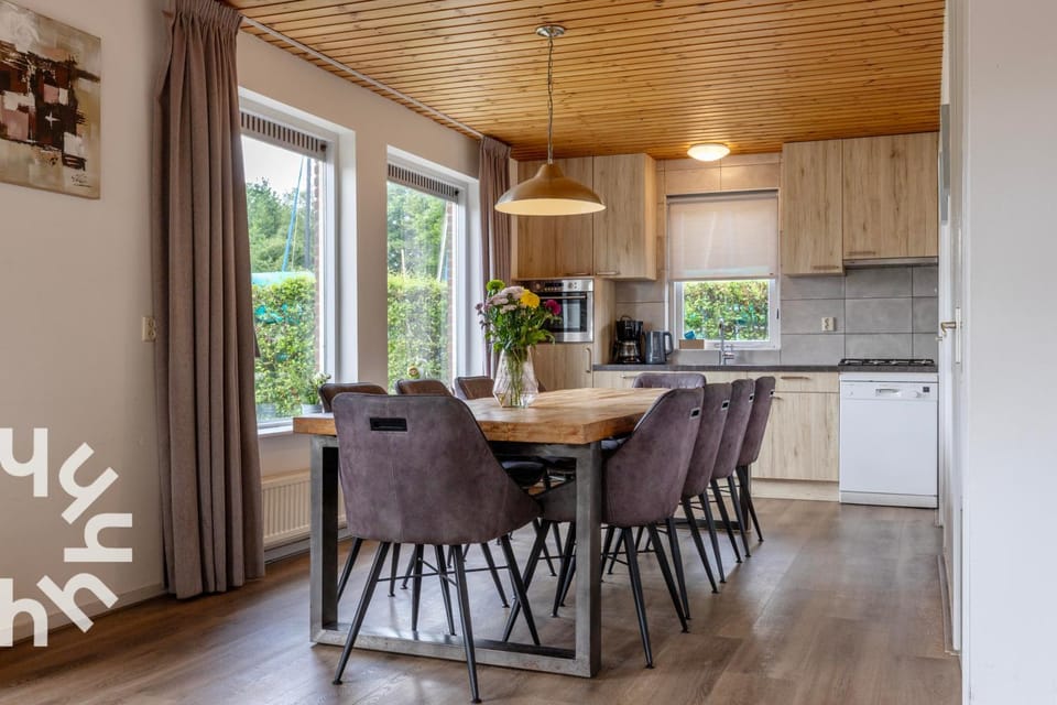 Kitchen or kitchenette, Dining area, stove