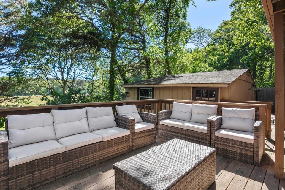 Great location dog friendly Central AC House in Chatham