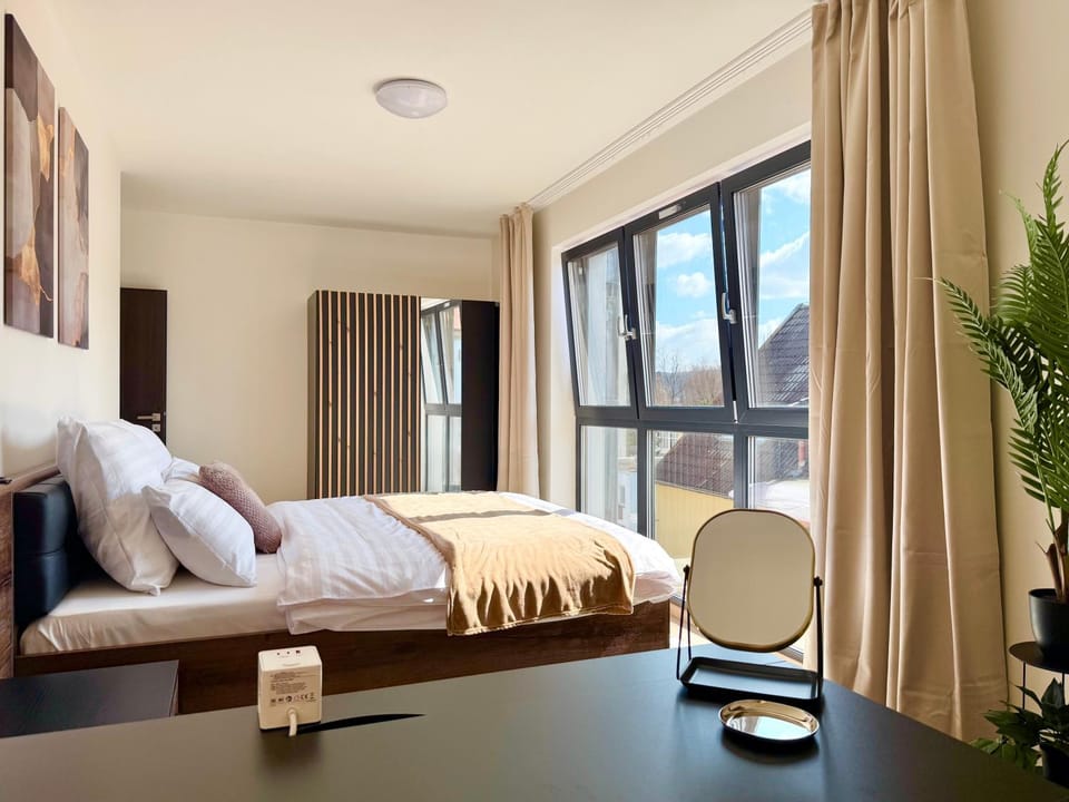 Bed, Photo of the whole room, Seating area, Bedroom