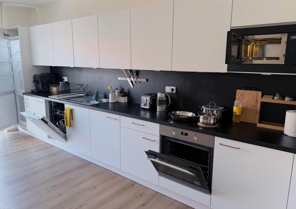 Coffee/tea facilities, Kitchen or kitchenette, oven, stove, toaster