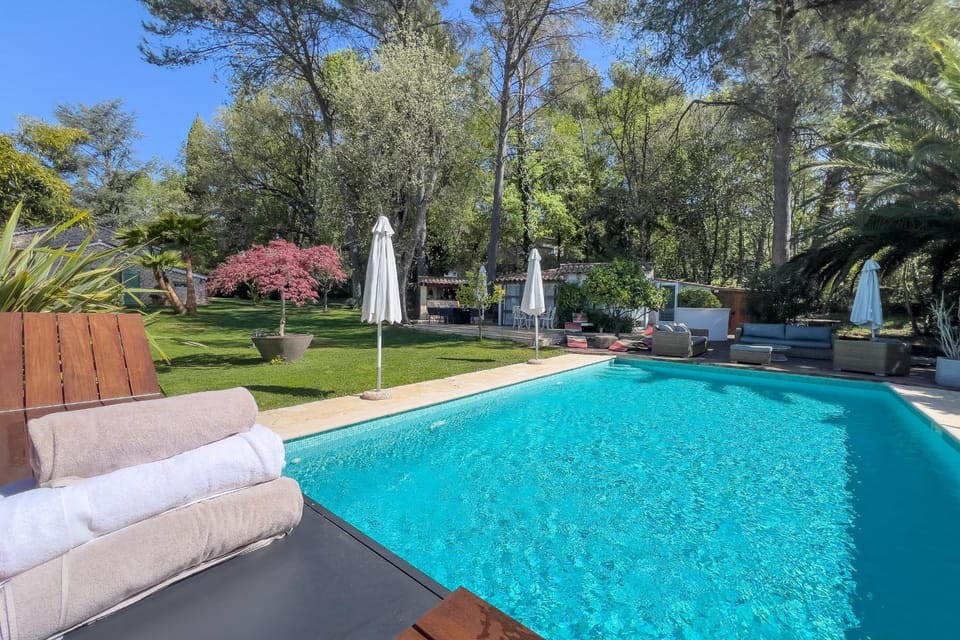 LA CIGALIERE Piscine AirCo Sauna pour 12 By SUNSET House in Roquefort-les-Pins