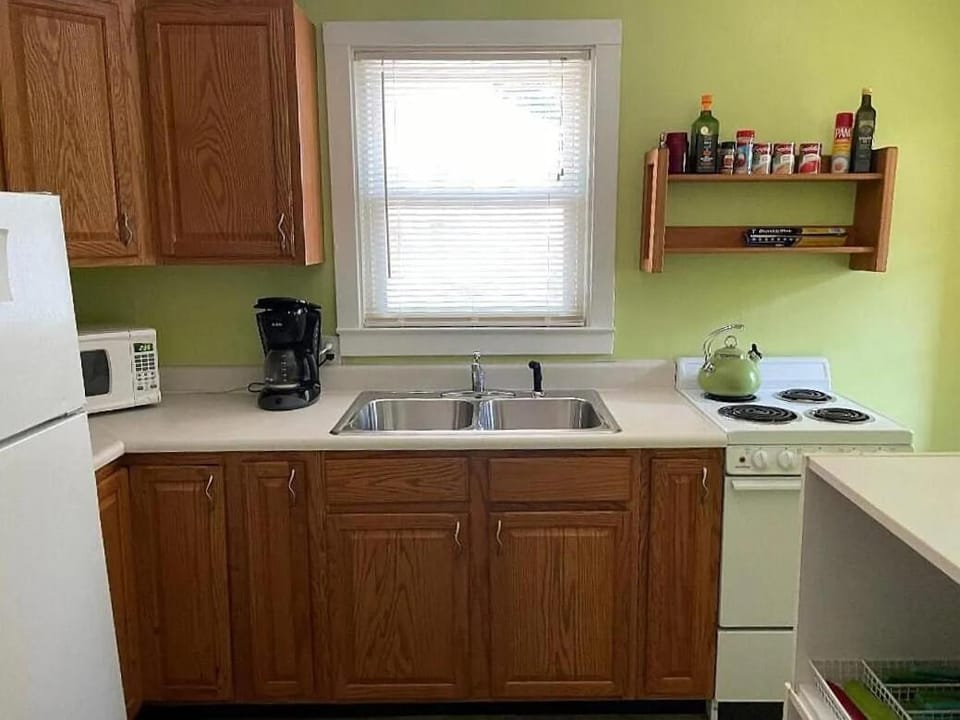 Cozy Apartment Steps from the Beach - The Ethan Apartment in St Joseph