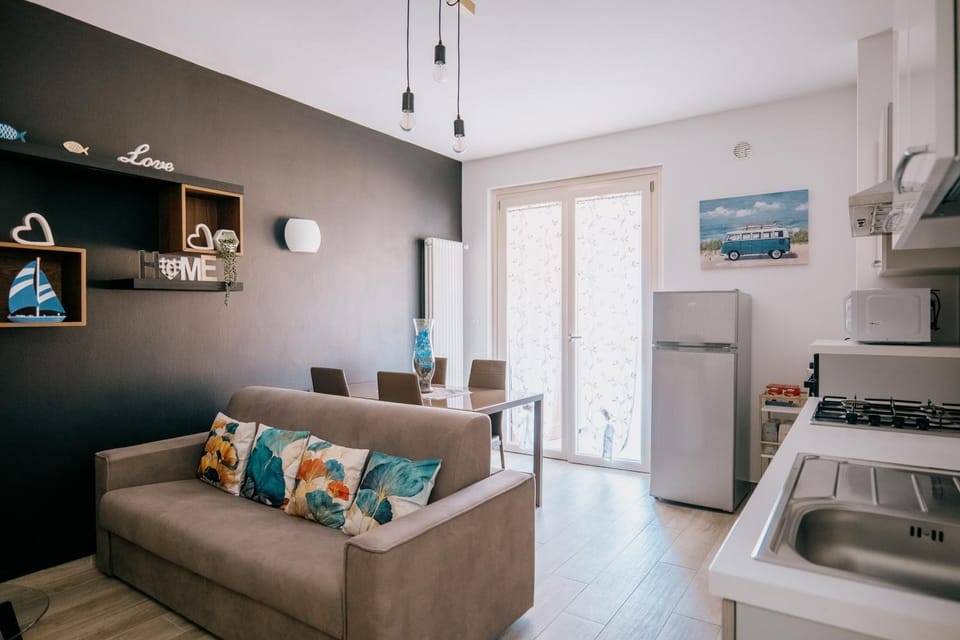 Kitchen or kitchenette, Living room, Seating area, Dining area