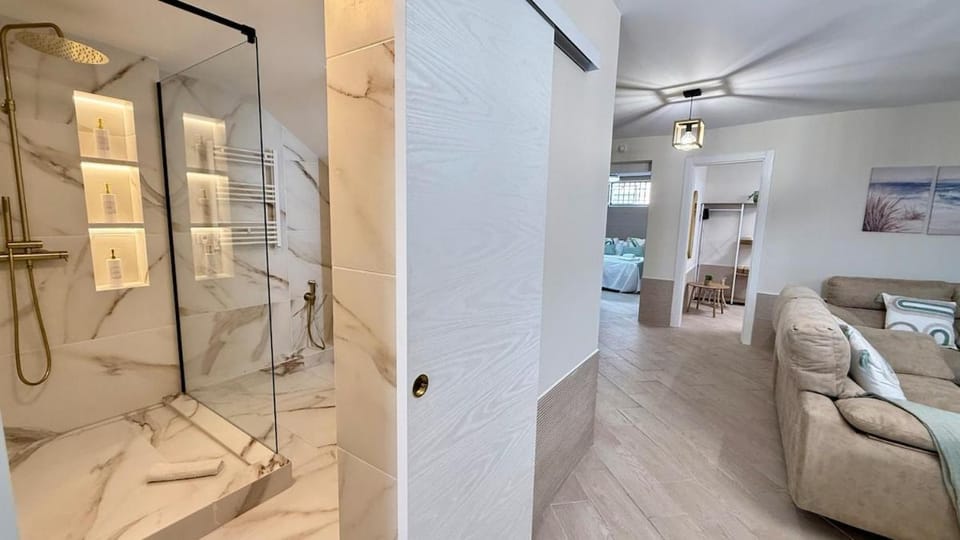 Shower, Bathroom, TV and multimedia, Living room, Lounge or bar