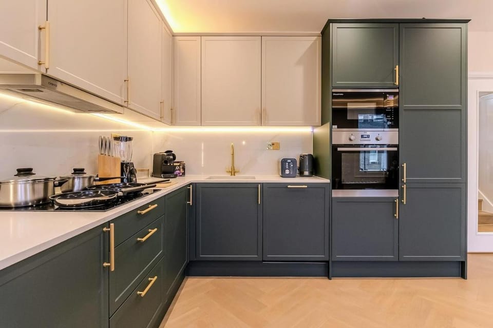 Coffee/tea facilities, Kitchen or kitchenette, dishwasher, oven, stove, toaster