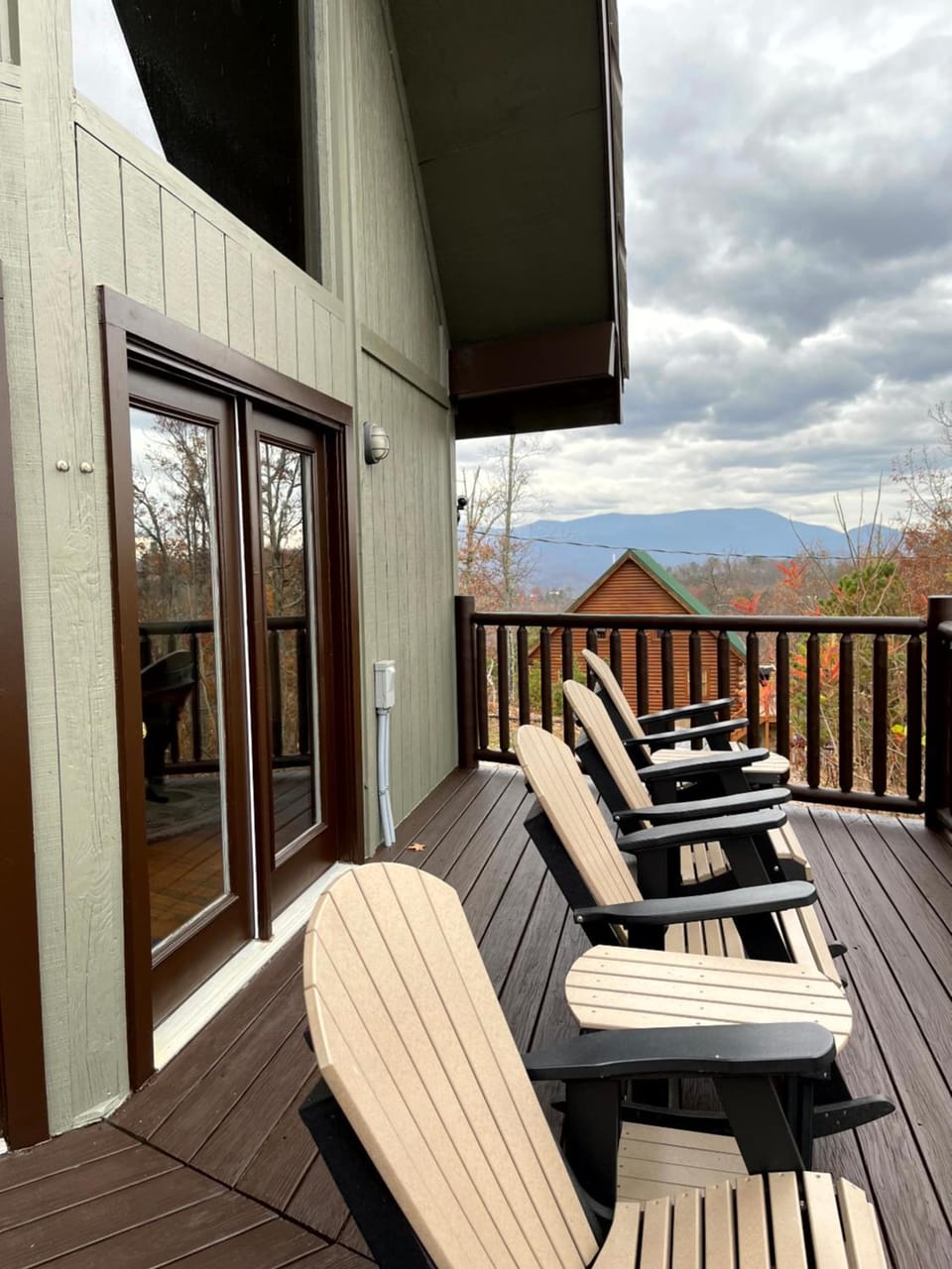 Peekin'Over Pigeon Forge 3 bedroom, 3 bath cabin Cabin in Sevier County