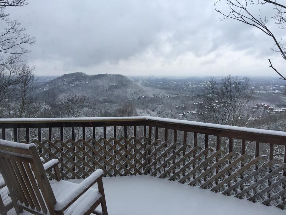 Peekin'Over Pigeon Forge 3 bedroom, 3 bath cabin Cabin in Sevier County