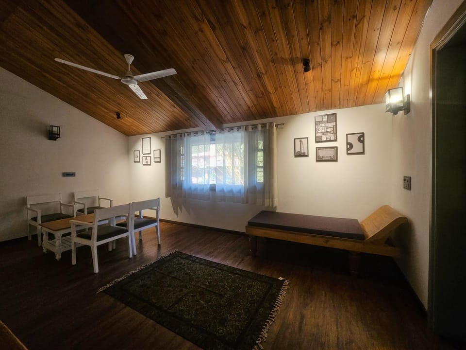 Bed, Living room, Photo of the whole room, Seating area, Dining area, Bedroom