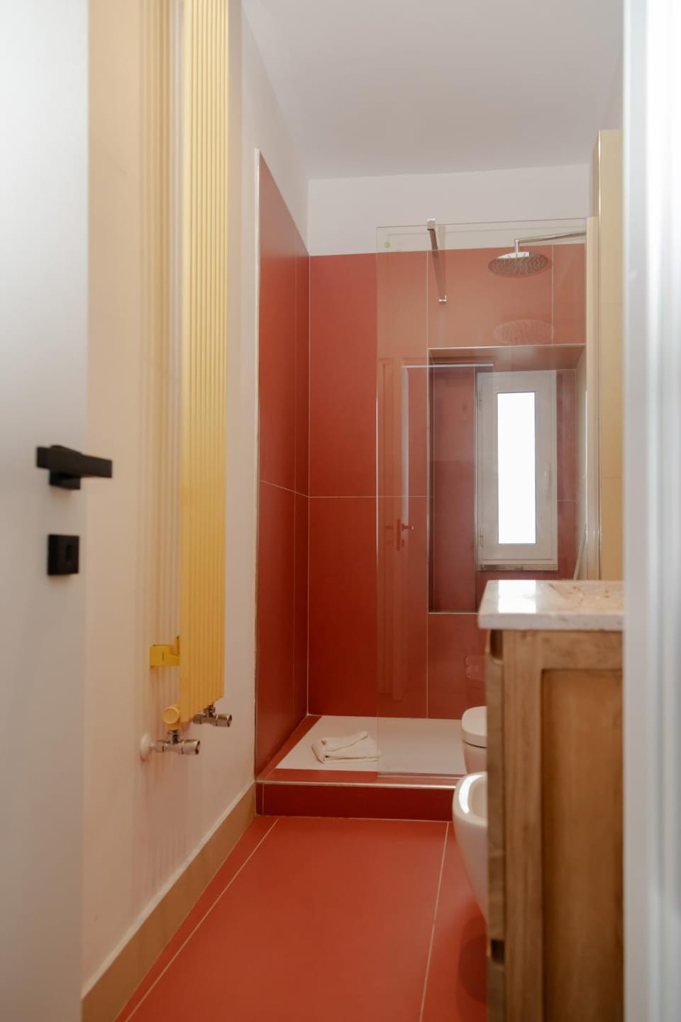 Shower, Toilet, Bathroom, Photo of the whole room, bidet, towels