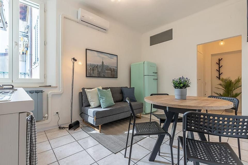Kitchen or kitchenette, Living room, Seating area, Dining area, oven, air conditioner