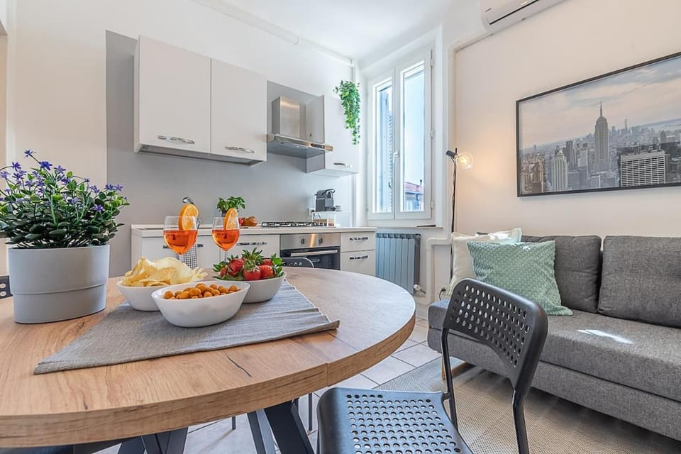 Kitchen or kitchenette, Living room, Food and drinks, Seating area, Dining area, Food