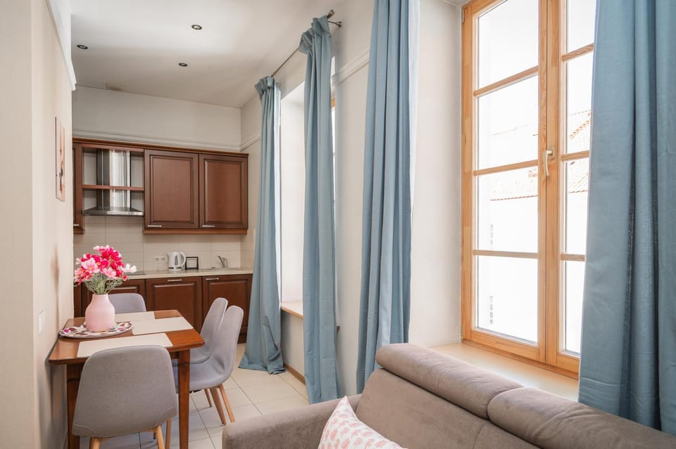 Kitchen or kitchenette, Dining area, stove
