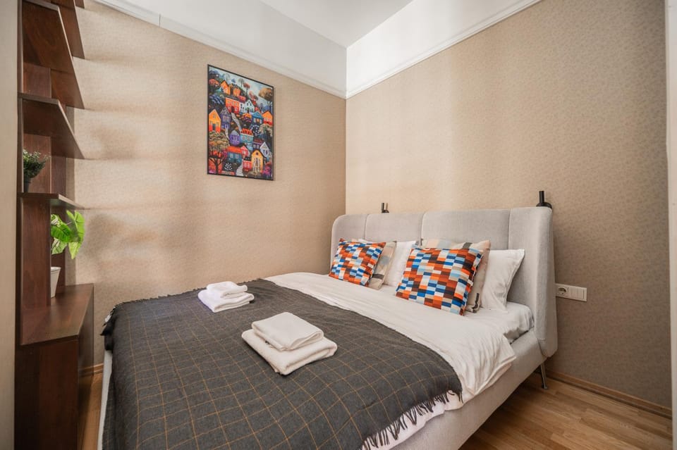 Bed, Bedroom, towels