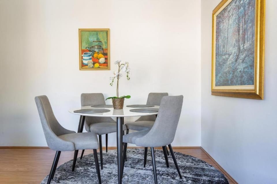 Refined comfort 1 bed Neutral Bay w parking & balcony Apartment in Sydney
